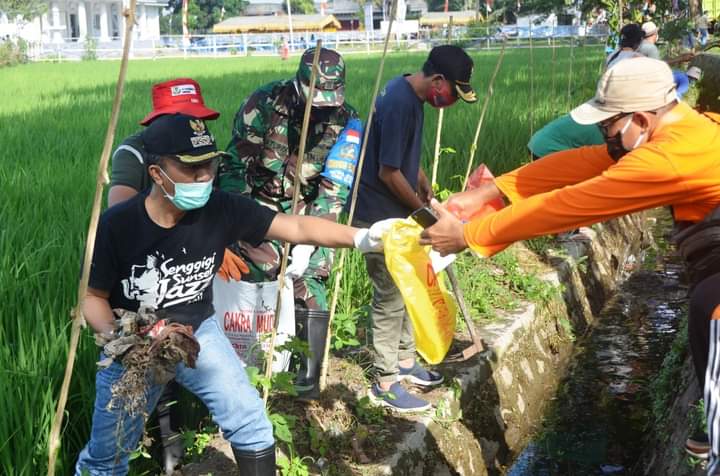 Bupati Lombok Barat H Fauzan Bergotong Royong Membersihkan Sampah Saluran Irigasi