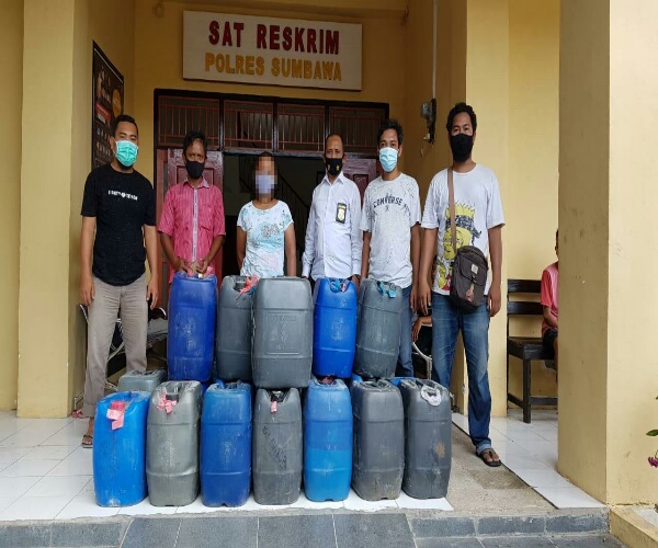 Satuan Resnarkoba Polres Sumbawa Sita 20 Jirigen Miras Jenis Moke