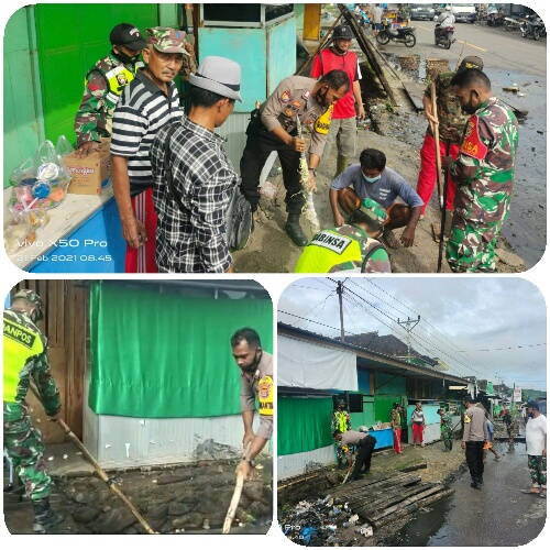 Personel Polsek & Posramil Plampang Berjibaku Bersihkan Saluran Air Sepanjang Pasar Plampang