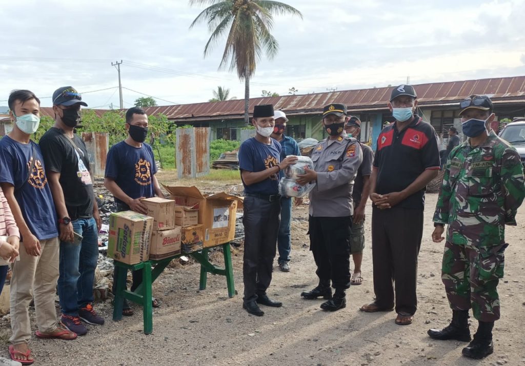 Tim RCS Beri Bansos Ke Korban Rumah Kebakaran Di Maluk
