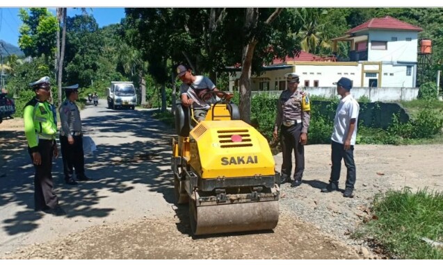 Dinas PU dan Satlantas Polres KSB,  bersinergi Tutup Jalan Berlubang