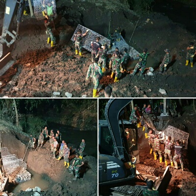 Pasca Banjir Bima, Hari Pertama Pembangunan Jembatan Bolo – Rade, TNI Kerja Sampai Malam