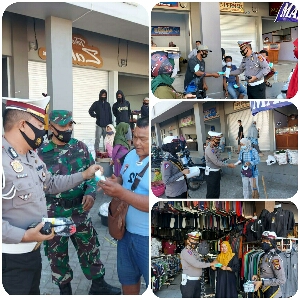 Satlantas Polres Sumbawa Sosialisasi Prokes, Bagikan Masker Kepada Pengunjung Pasar Dan Pertokoan