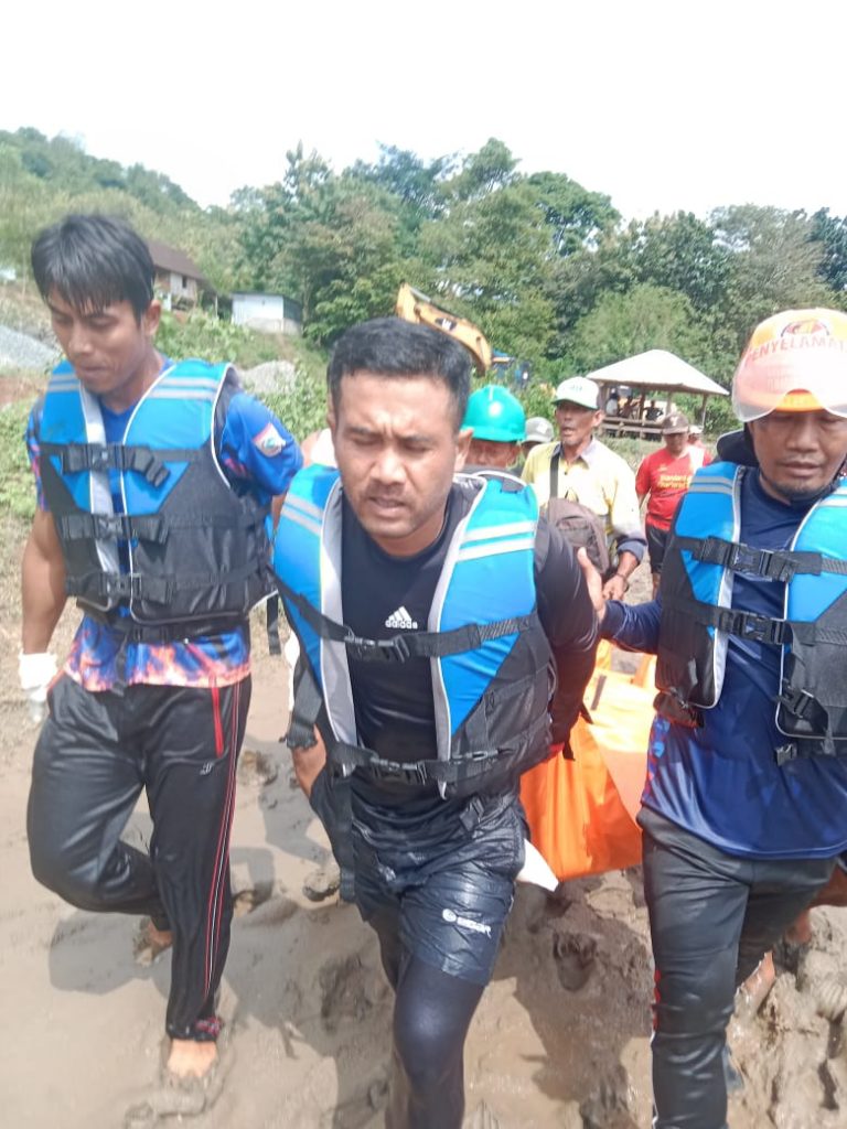 Hari ke 4 Hanyut, Akhirnya Jenazah Fandi Ditemukan Oleh Tim Damkarmat KSB.
