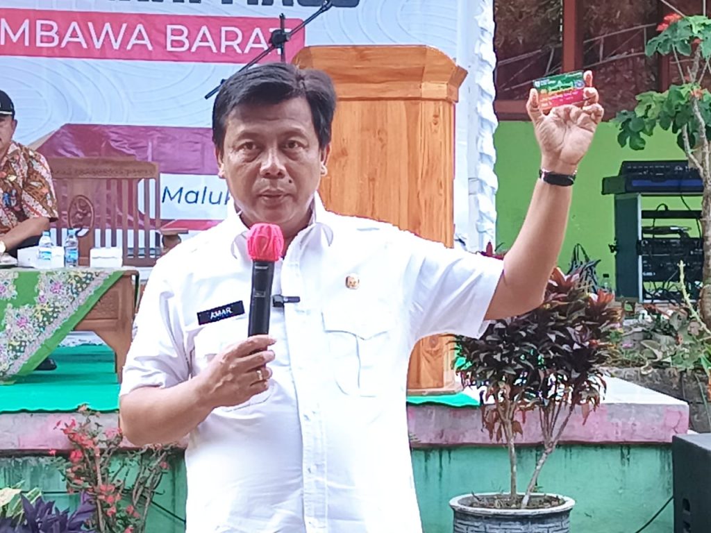 Hari ke 10, Bupati Bagikan Kartu Sumbawa Barat Maju di Kecamatan Seteluk