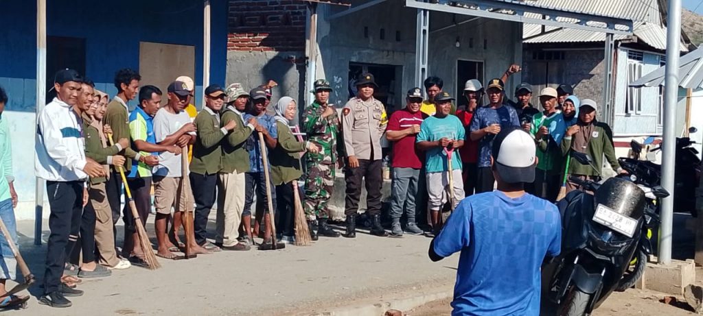 Peduli Kebersihan Lingkungan Pemdes Poto Tano Semangat Bergotong Royong