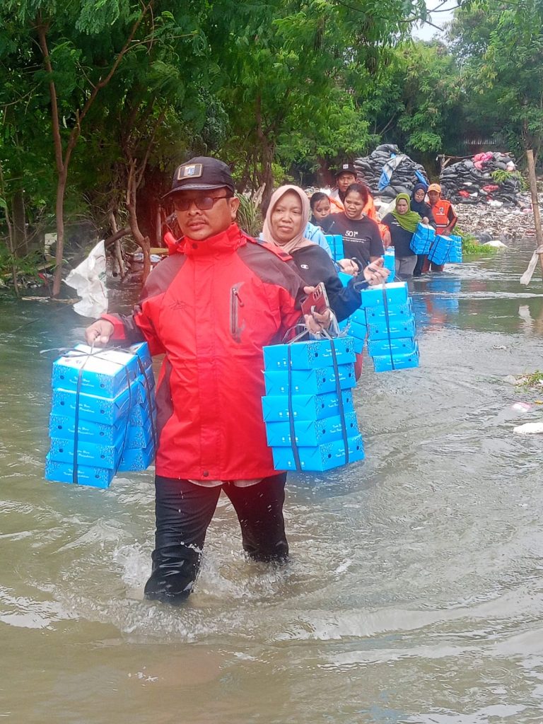LMK RW 01 Kembangan Selatan Turun Tangan Salurkan Bantuan dan Pantau Lokasi Banjir