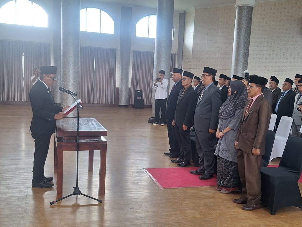 Bupati Sumbawa Barat Geser 5 Pejabat Eselon 2 , ‘ Tekankan Pelayanan untuk Masyarakat ‘ 