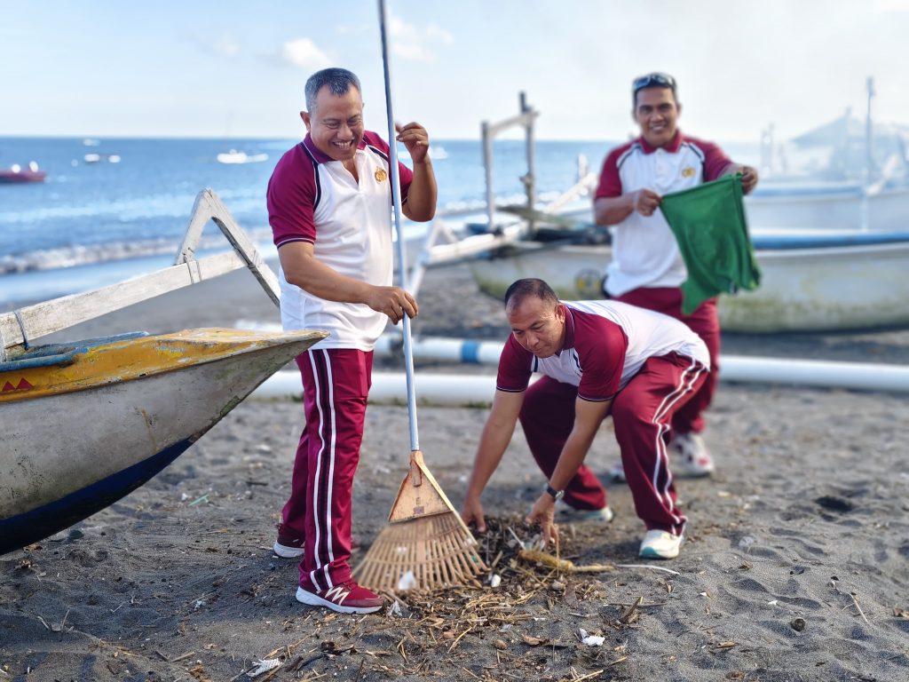 Pantai Cemara Semakin Asri, Ditpolairud Polda NTB Ajak Masyarakat Rutin Bersih Pantai